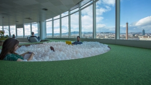 Piscina de bolas de las oficinas Lead Tech Barcelona construidas por 4Retail