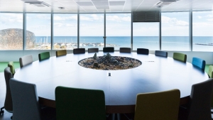 Sala de reuniones oficinas Lead Tech Barcelona construidas por 4Retail